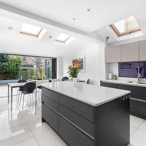 Fabulous House - Only 10 Minutes Walk To Baths Holiday home