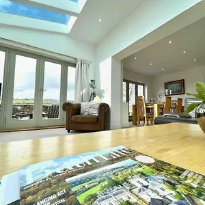 The Gables - Spacious House, Picturesque Views & Free Parking Holiday home